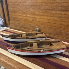 Dois barcos antigos em miniatura de madeira com remos cada um com 8,5” de comprimento por 3” de largura 1” de altura comprar usado  Enviando para Brazil