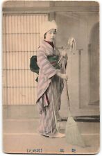 Cartão postal foto real antiga senhora japonesa colorida à mão com vassoura esfregão AB618 comprar usado  Enviando para Brazil
