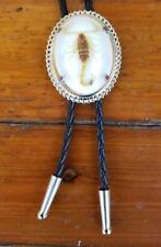 GRAVATA BOLO WESTERN CORPIÃO BRANCO E PRATA RODEIO OVAL RODEIO COWBOY BOLOTIE comprar usado  Enviando para Brazil