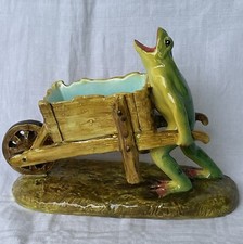 Grenouille poussant brouette d'occasion Grenouille poussant brouette d'occasion  Bourg-en-Bresse