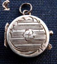 Petit médaillon argent d'occasion  Pont-Évêque