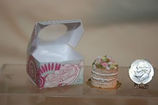 Casa de bonecas miniatura 4 camadas bolo com decoração de flores pastel e caixa artesanal 1:12 comprar usado  Enviando para Brazil