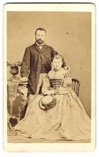 Fotografie H. Mathaus, München, Paar im weiten Sommerkleid mit Hut und im Anzug  comprar usado  Enviando para Brazil