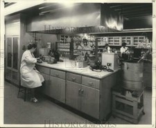 1959 Press Photo Glormore laboratório de medição, laboratório de pesquisa endócrina. comprar usado  Enviando para Brazil