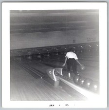Camisa branca vintage B&W instantânea adolescente menino beco de boliche calça escura década de 1950 comprar usado Camisa branca vintage B&W instantânea adolescente menino beco de boliche calça escura década de 1950 comprar usado  Enviando para Brazil
