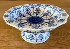 Tigela Good Little Vintage pintada à mão oriental azul e branca de porcelana com pés, usado comprar usado  Enviando para Brazil