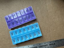 2 Organizador de Medicina de Píldoras Apoteoarias 14 Días/Semanales Diario/AM PM Caja Estuche Almacenamiento segunda mano  Embacar hacia Mexico