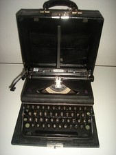 Macchina scrivere antica usato  Schiavon