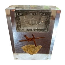 Usado, 1989 Berlin Wall Lucite peso papel barba fio concreto chip placa comum na caixa comprar usado  Enviando para Brazil