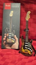 Usado, Mini réplica de guitarra Fender SRV Stratocaster 1:4 com suporte e caixa comprar usado  Enviando para Brazil