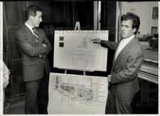 1988 Press Photo Richard Neal e Charles Norton apresentam o projeto Springfield. comprar usado  Enviando para Brazil