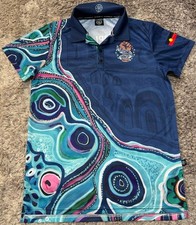 Camisa polo feminina G190 nova indígena NAIDOC 2022 Austrália artista arte azul M, usado comprar usado  Enviando para Brazil