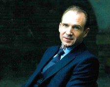 RALPH FIENNES COMO GARETH MALLORY EM 007 JAMES BOND FILME SKYFALL AUTÓGRAFO ASSINADO comprar usado  Enviando para Brazil