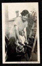 CADEIRA DE CACHORRO BONITA MULHER SEGURANDO PATAS SENTADA FOTO ANTIGA/VINTAGE- E436 comprar usado  Enviando para Brazil