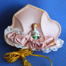 Meia boneca aninhada na cabeceira cama cetim rosa claro corrente de renda vintage comprar usado  Enviando para Brazil