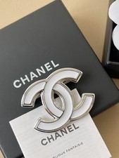 Broche Chanel prata hardware laca branca design simples CCS 24C comprar usado  Enviando para Brazil