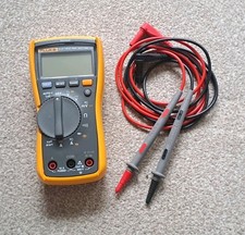 Multimetro digitale portatile usato  Spedire a Italy
