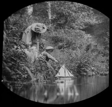 MENINO COM BARCO DE BRINQUEDO NO LAGO C1910 Lanterna Mágica Slide FOTO EDUARDIANA comprar usado  Enviando para Brazil