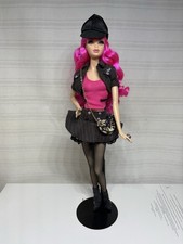 Używany, OOAK Barbie Tarina Tarantino z 2007 roku w top model strój z 2007 roku na sprzedaż Używany, OOAK Barbie Tarina Tarantino z 2007 roku w top model strój z 2007 roku na sprzedaż  Wysyłka do Poland