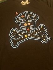 Camiseta masculina Johnny Cupcakes Pac-Man com broche MÉDIA preta estampa gráfica Atari comprar usado  Enviando para Brazil
