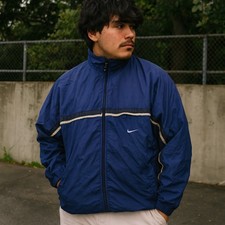 Jaqueta corta-vento Nike vintage Y2K masculina listra branca azul média zíper completo vintage, usado comprar usado Jaqueta corta-vento Nike vintage Y2K masculina listra branca azul média zíper completo vintage, usado comprar usado  Enviando para Brazil