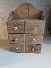 Armário antigo de especiarias de madeira distribuído pela The Pure Food Co. - 6 gavetas - 1900 comprar usado Armário antigo de especiarias de madeira distribuído pela The Pure Food Co. - 6 gavetas - 1900 comprar usado  Enviando para Brazil