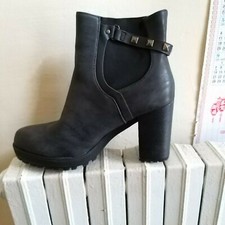 Stivaletto grigio con usato  Italia