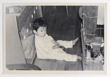 Boy sitting kitchen d'occasion  Expédié en Belgium