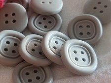 Lot boutons gris d'occasion  Senozan