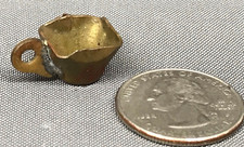 Pequena casa de bonecas miniatura latão ÚNICO COPO PRIMITIVO FEITO À MÃO - Antigo XXDM, usado comprar usado  Enviando para Brazil