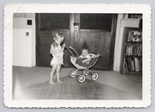 Usado, Foto instantânea encontrada criança segurando boneca e empurrando bebê em carrinho de bonecas anos 60 comprar usado  Enviando para Brazil