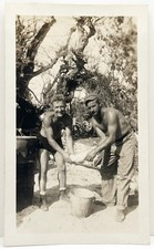 Usado, 1940s Dois Bonitos Homens Musculosos Sem Camisa Lavando Roupas no Acampamento Gay Int Foto comprar usado Usado, 1940s Dois Bonitos Homens Musculosos Sem Camisa Lavando Roupas no Acampamento Gay Int Foto comprar usado  Enviando para Brazil