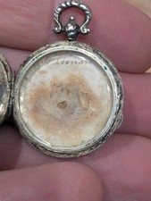 Pendentif métal argenté d'occasion Pendentif métal argenté d'occasion  Le Val-d'Ajol