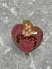 CRACHÁ CORAÇÃO GLITTER AURORA DISNEY DLRP BELEZA ADORMECIDA VITRAL AURORE comprar usado  Enviando para Brazil