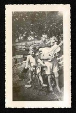 Usado, FOTO ANTIGA/VINTAGE INFANTIL TOCANDO VIOLINO/VIOLINO ANDANDO TRICICLO PARALELEPÍPEDO - F114 comprar usado  Enviando para Brazil