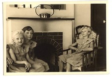 Little girls sitting d'occasion  Expédié en Belgium