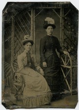 Mulheres em chapéus, móveis rústicos, foto vintage tipo tinta comprar usado Mulheres em chapéus, móveis rústicos, foto vintage tipo tinta comprar usado  Enviando para Brazil