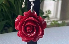Collana ciondolo rosa usato  Sassari