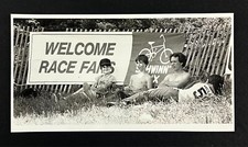 1980 Schwinn BMX Race Motocross Teenager Riders Take Break Foto de Imprensa Vintage, usado comprar usado  Enviando para Brazil