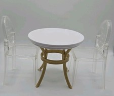 Mesa de cocina Rainbow High para casa de muñecas oro blanco 2 sillas transparentes para muñecas de 11" segunda mano  Embacar hacia Mexico