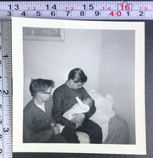 Usado, Foto instantânea vintage BW bebê criança dois homens segurando sala de estar comprar usado  Enviando para Brazil