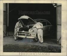 1953 Press Photo Joseph Katirich & Earl Diaz of Leson Chevrolet trabalhando em um carro comprar usado  Enviando para Brazil