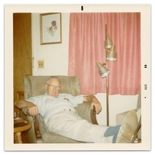 Bald Man Asleep in Armchair - 1969 Snapshot - Mid Century Modern Living Room comprar usado Bald Man Asleep in Armchair - 1969 Snapshot - Mid Century Modern Living Room comprar usado  Enviando para Brazil