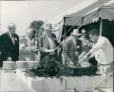 1958 Foto Masculina Evento Assar Tijolo Barraca Fogo Fogo Fora Holley Estúdio Comida 8X10 comprar usado  Enviando para Brazil