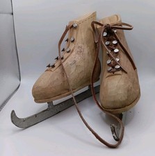 Patins de gelo antigos vintage esculpidos à mão de madeira com cadarços de couro comprar usado Patins de gelo antigos vintage esculpidos à mão de madeira com cadarços de couro comprar usado  Enviando para Brazil