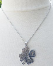 Collier pendentif trèfle d'occasion  Bonneuil-Matours