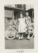 1950 Girls Pose with The New Western Flyer Bicicleta comprar usado  Enviando para Brazil