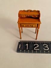 MESA DE CABECEIRA ASSINADA M.Willmore Artisan Miniatura casa de bonecas, pintada à mão década de 1970 comprar usado MESA DE CABECEIRA ASSINADA M.Willmore Artisan Miniatura casa de bonecas, pintada à mão década de 1970 comprar usado  Enviando para Brazil