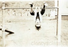 1928 Menino pendurado de cabeça para baixo em barras no playground abstrato comprar usado  Enviando para Brazil