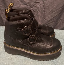 Botas plataforma Dr. Martens Devon Flower Buckle tamanho feminino 7 couro preto novas sem caixa comprar usado Botas plataforma Dr. Martens Devon Flower Buckle tamanho feminino 7 couro preto novas sem caixa comprar usado  Enviando para Brazil